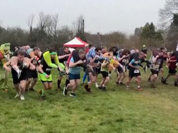 Carrera de mujeres al hombro