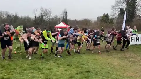 Carrera de mujeres al hombro Carrera de mujeres al hombro