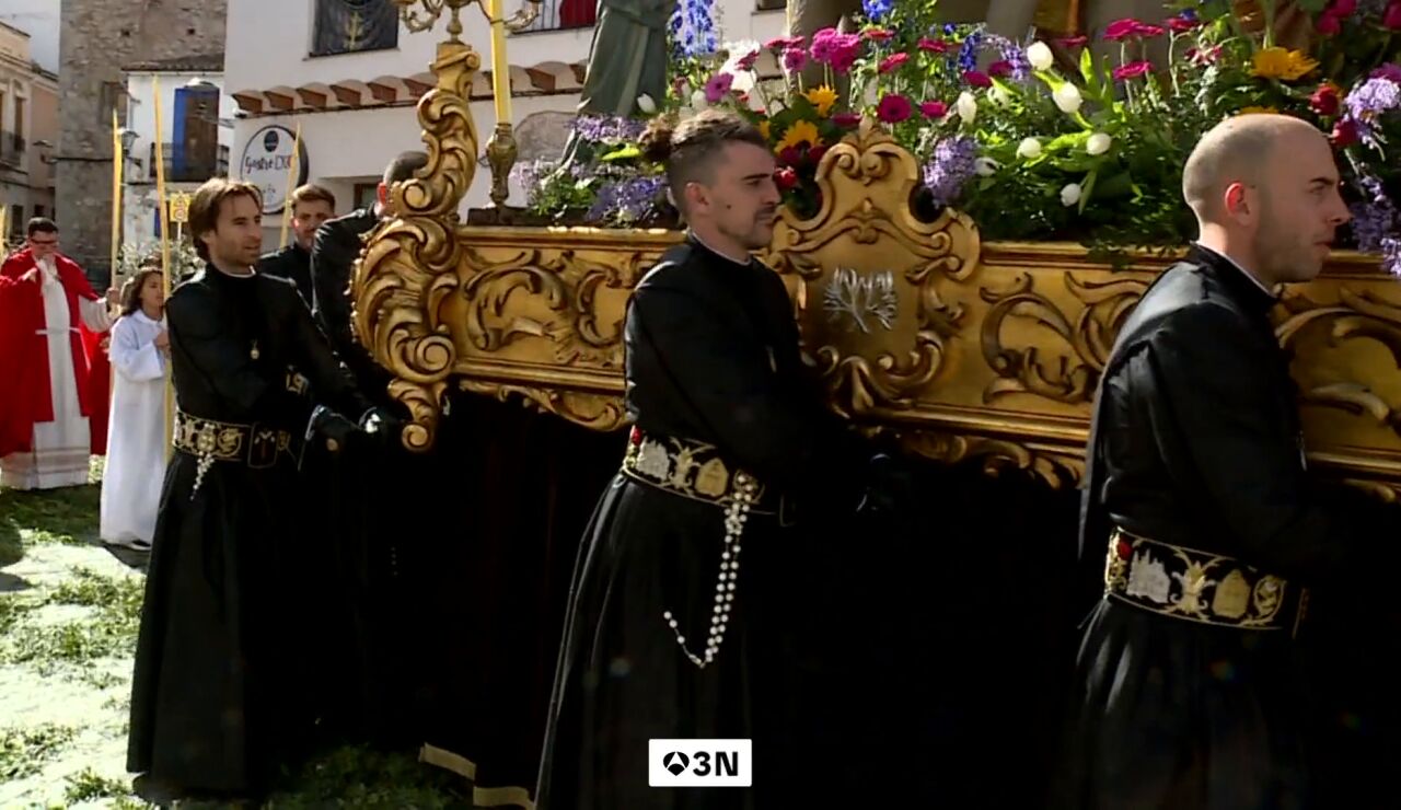 Domingo de Ramos en Sagunto con el veto a las mujeres por parte de los cofrades: "Queremos igualdad y los mismos derechos"