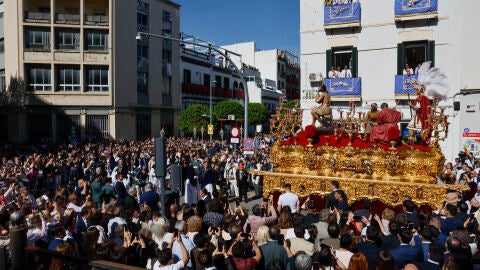 Un momento de la procesi&oacute;n del Cristo de las Penas, de la hermandad de la Estrella, este Domingo de Ramos.
