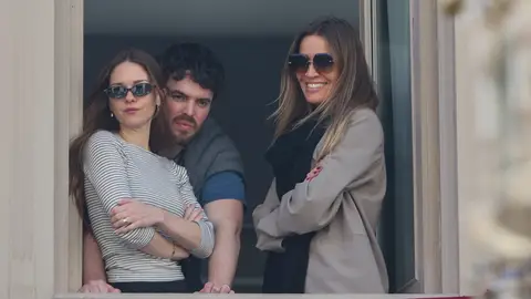 Stella del Carmen, Alex Gruszynski y Nicole Kimpel en Málaga viendo las procesiones Stella del Carmen, Alex Gruszynski y Nicole Kimpel en Málaga viendo las procesiones