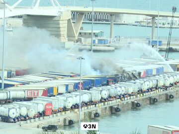 Dan por controlado el incendio de un cami&oacute;n lleno de mercanc&iacute;a en el puerto de Barcelona
