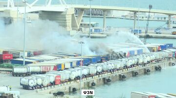 Dan por controlado el incendio de un cami&oacute;n lleno de mercanc&iacute;a en el puerto de Barcelona