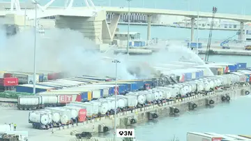 Dan por controlado el incendio de un camión lleno de mercancía en el puerto de Barcelona Dan por controlado el incendio de un camión lleno de mercancía en el puerto de Barcelona