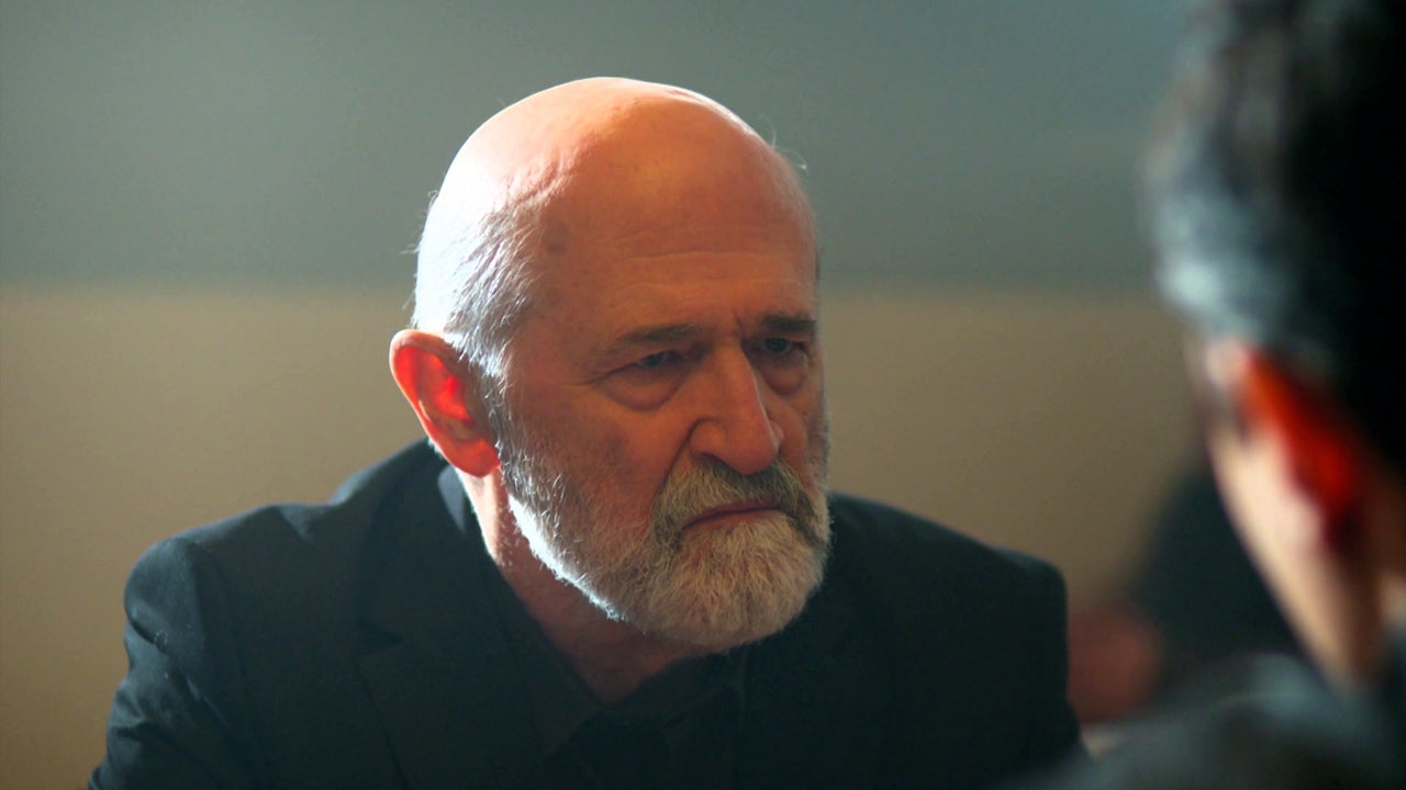 Nare evita que Sahin asesine a Hassan en un callejón Nare evita que Sahin asesine a Hassan en un callejón