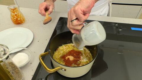 Prepara la salsa para los mejillones