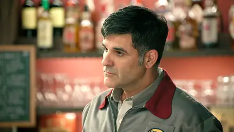 Andrés frena a Álvaro antes de que vuelva a provocar otro enfrentamiento en la colonia Andrés frena a Álvaro antes de que vuelva a provocar otro enfrentamiento en la colonia