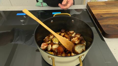 Para darle sabor a la sopa de ajo