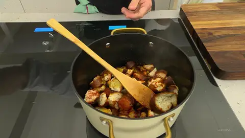 Añade el pimentón Para darle sabor a la sopa de ajo