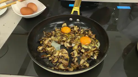 Intenta dejar las yemas enteras en el revuelto Y ve cocinando las claras