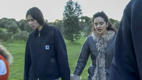 Rosalía y Loli Bahía en casa de campo juntas Rosalía y Loli Bahía en casa de campo juntas