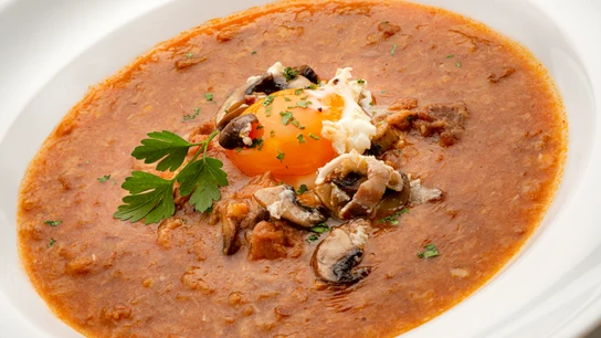 Sopa de ajo con revuelto de panceta y setas Una receta reconfortante de Karlos Arguiñano