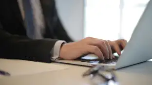 Una persona utilizando un ordenador portátil Una persona utilizando un ordenador portátil