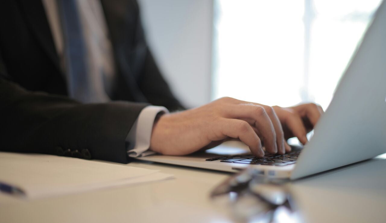 Una persona utilizando un ordenador port&aacute;til