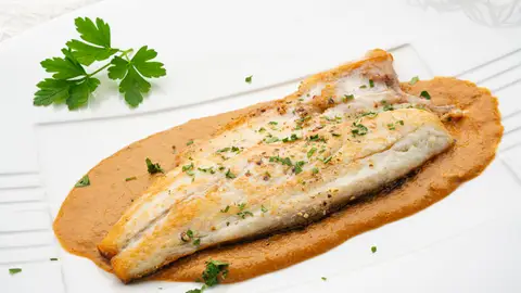 Lubina con salsa de mejillones Una forma diferente de tomar el pescado