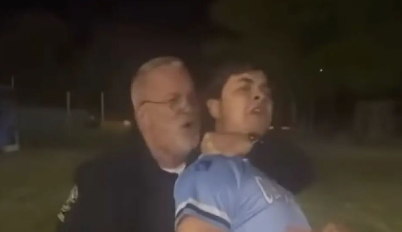 Un agente golpea con una pistola t&aacute;ser a un estudiante en Carolina del Sur