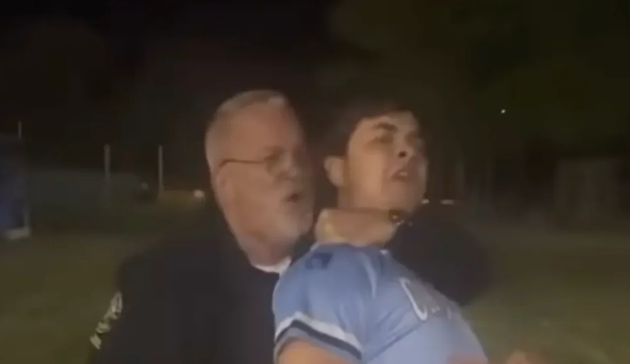 Un agente golpea con una pistola táser a un estudiante en Carolina del Sur