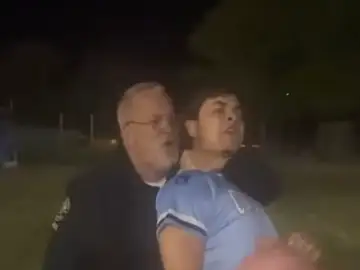 Un agente golpea con una pistola táser a un estudiante en Carolina del Sur Un agente golpea con una pistola táser a un estudiante en Carolina del Sur