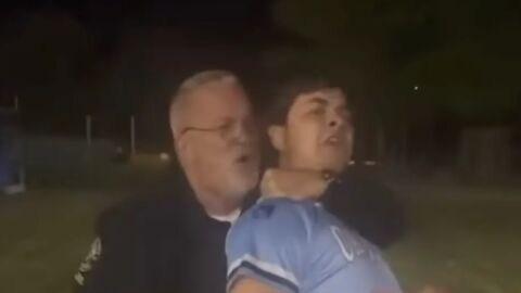 Un agente golpea con una pistola t&aacute;ser a un estudiante en Carolina del Sur