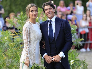 Mar&iacute;a Pombo y Pablo Castellano ante las c&aacute;maras el d&iacute;a de su boda
