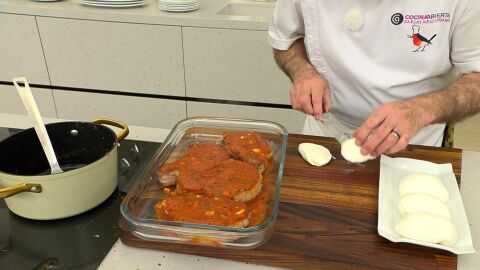 Extiende las chuletas en una fuente y añade la mozzarella