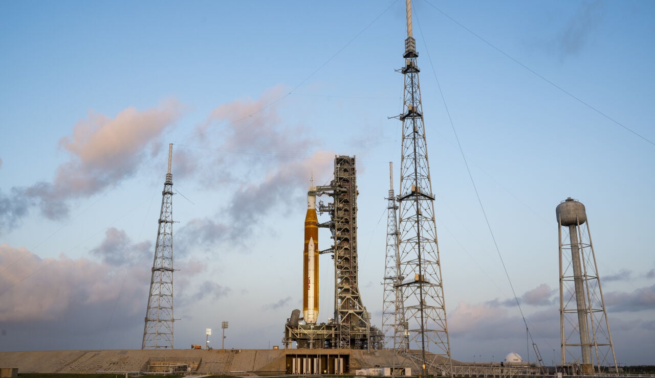 El cohete de la misi&oacute;n Artemis II que llevar&aacute; a los humanos a la Luna
