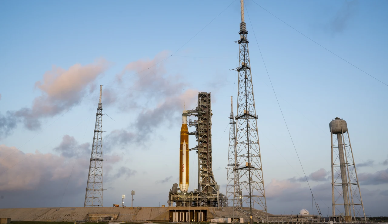 El cohete de la misión Artemis II que llevará a los humanos a la Luna