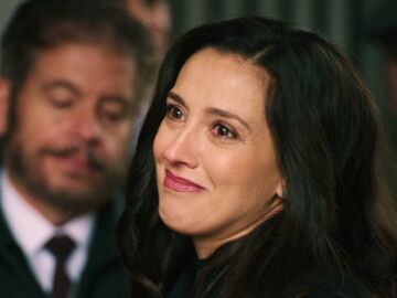 Luz se despide de sus compa&ntilde;eros de la f&aacute;brica antes de marcharse para siempre