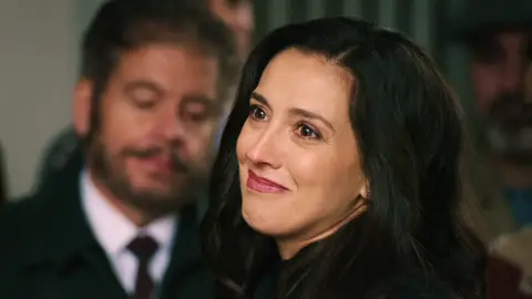 Luz se despide de sus compañeros de la fábrica antes de marcharse para siempre Luz se despide de sus compañeros de la fábrica antes de marcharse para siempre