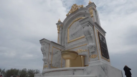 El inodoro dorado gigante "Un Trono Digno de un Rey" en la ciudad de Washington D.C. El inodoro dorado gigante "Un Trono Digno de un Rey" en la ciudad de Washington D.C.