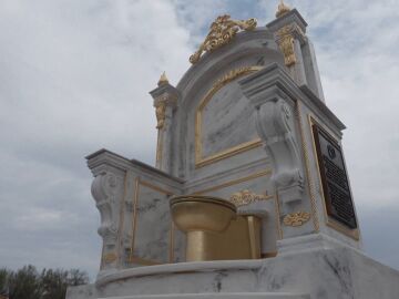 El inodoro dorado gigante "Un Trono Digno de un Rey" en la ciudad de Washington D.C.
