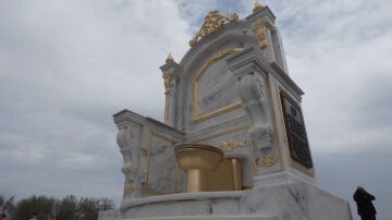 El inodoro dorado gigante "Un Trono Digno de un Rey" en la ciudad de Washington D.C.