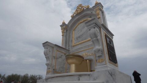 El inodoro dorado gigante "Un Trono Digno de un Rey" en la ciudad de Washington D.C.
