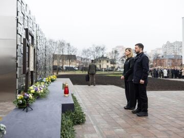 Imagen de archivo de Zelenski recordando a las v&iacute;ctimas de Bucha