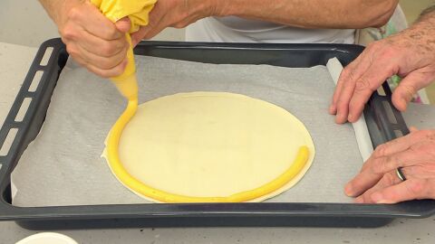 Haz una espiral sobre el hojaldre