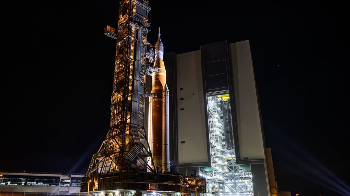 Los astronautas de Artemis II rumbo a la Luna sufren un problema con el inodoro y la comunicación