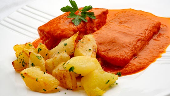 Receta de Bacalao con salsa de pimientos y patatas fritas