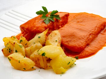 Receta de Bacalao con salsa de pimientos y patatas fritas