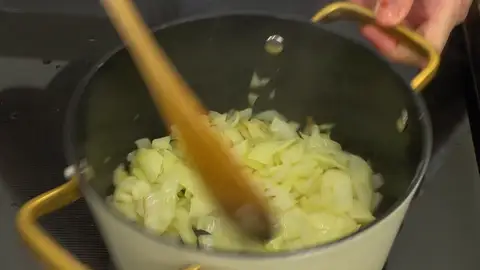 Pocha las verduras para la salsa Pocha las verduras para la salsa