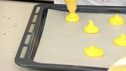 Haz los profiteroles con el resto de la masa Haz los profiteroles con el resto de la masa