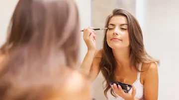 Mujer maquillándose Mujer maquillándose