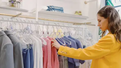 Mujer en una tienda de ropa Mujer en una tienda de ropa