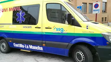 Imagen de archivo de una ambulancia de Castilla-la Mancha Imagen de archivo de una ambulancia de Castilla-la Mancha