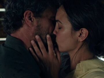 La atracci&oacute;n entre Mar&iacute;a y Toscano acaba en un beso en mitad de la tormenta