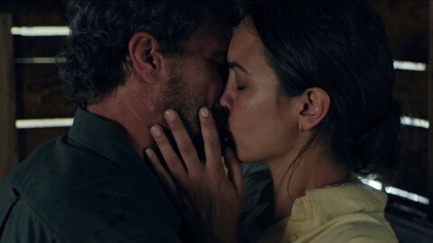 La atracci&oacute;n entre Mar&iacute;a y Toscano acaba en un beso en mitad de la tormenta
