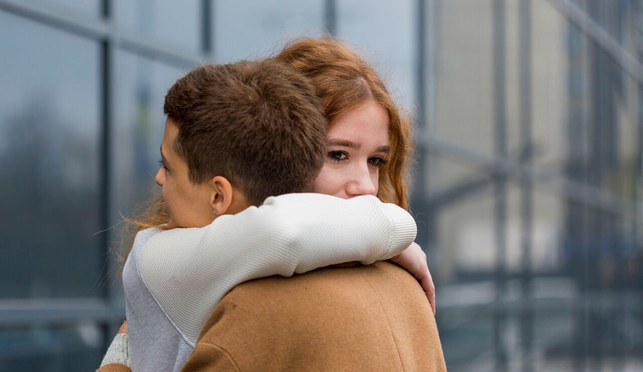 Dos mujeres abraz&aacute;ndose