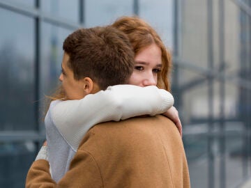 Dos mujeres abraz&aacute;ndose