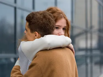 Dos mujeres abrazándose Dos mujeres abrazándose