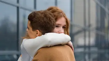 Dos mujeres abrazándose Dos mujeres abrazándose