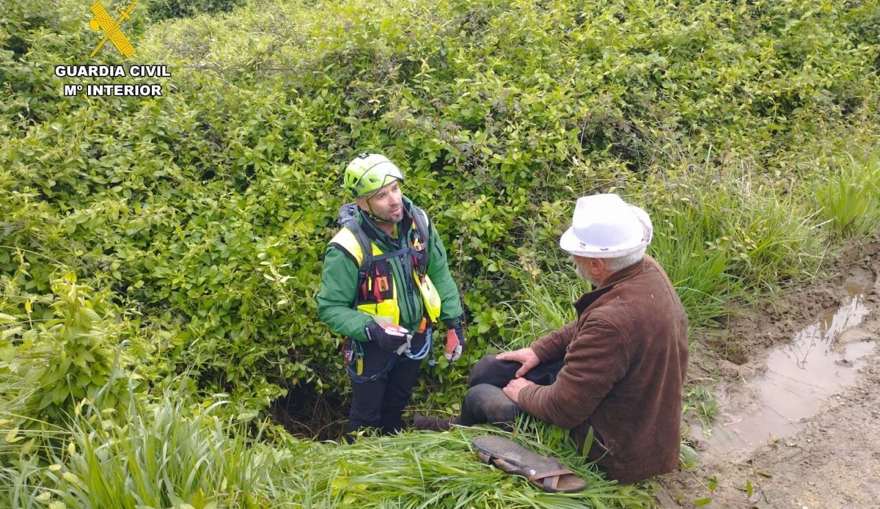 Encuentran a un hombre de 75 a&ntilde;os que se hab&iacute;a ca&iacute;do en un agujero en Asturias
